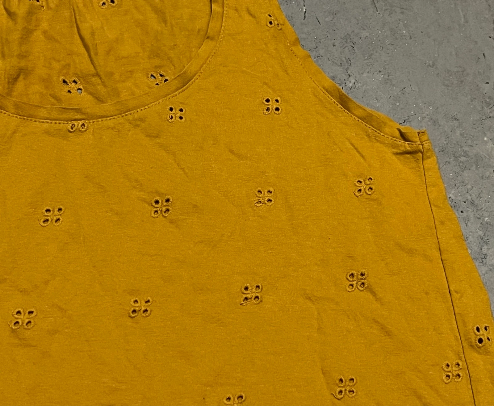 Camiseta naranja con calados  – photo 9